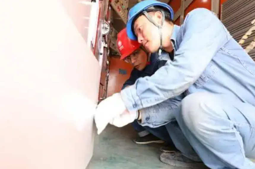 攻坚老旧设备改造 提升电网供电可靠性